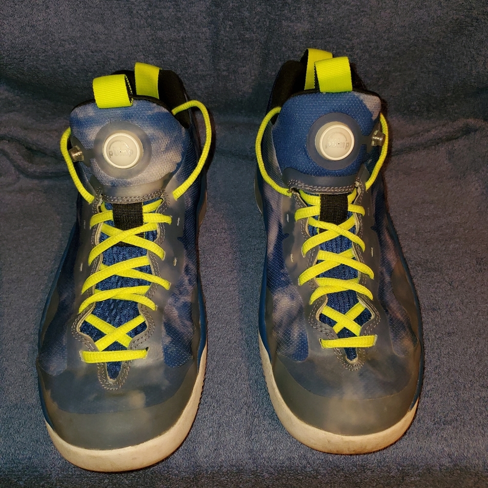 Size 9 Reebok pumps